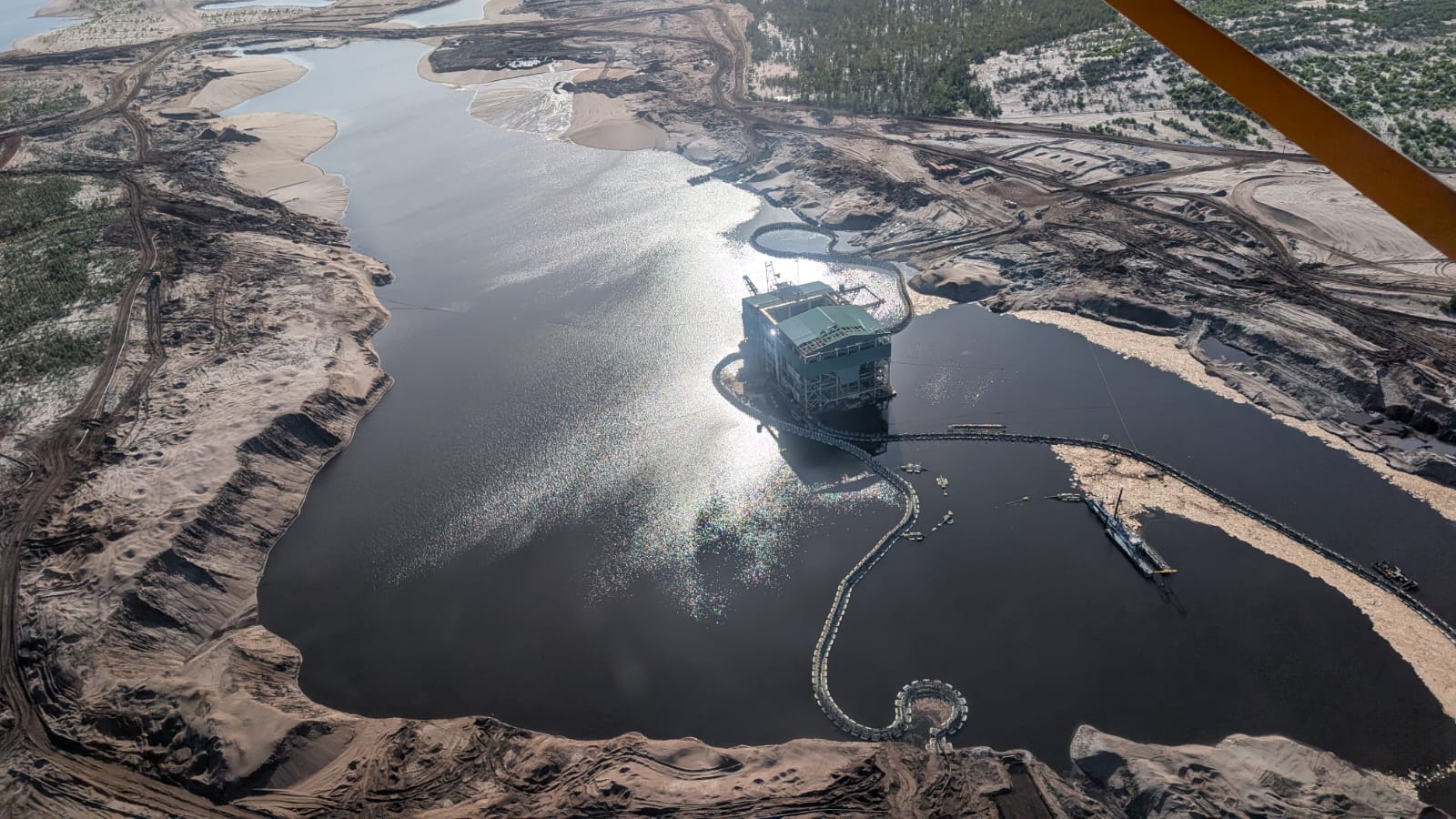 Vue aérienne site industriel bord de l'eau — infrastructure lourde