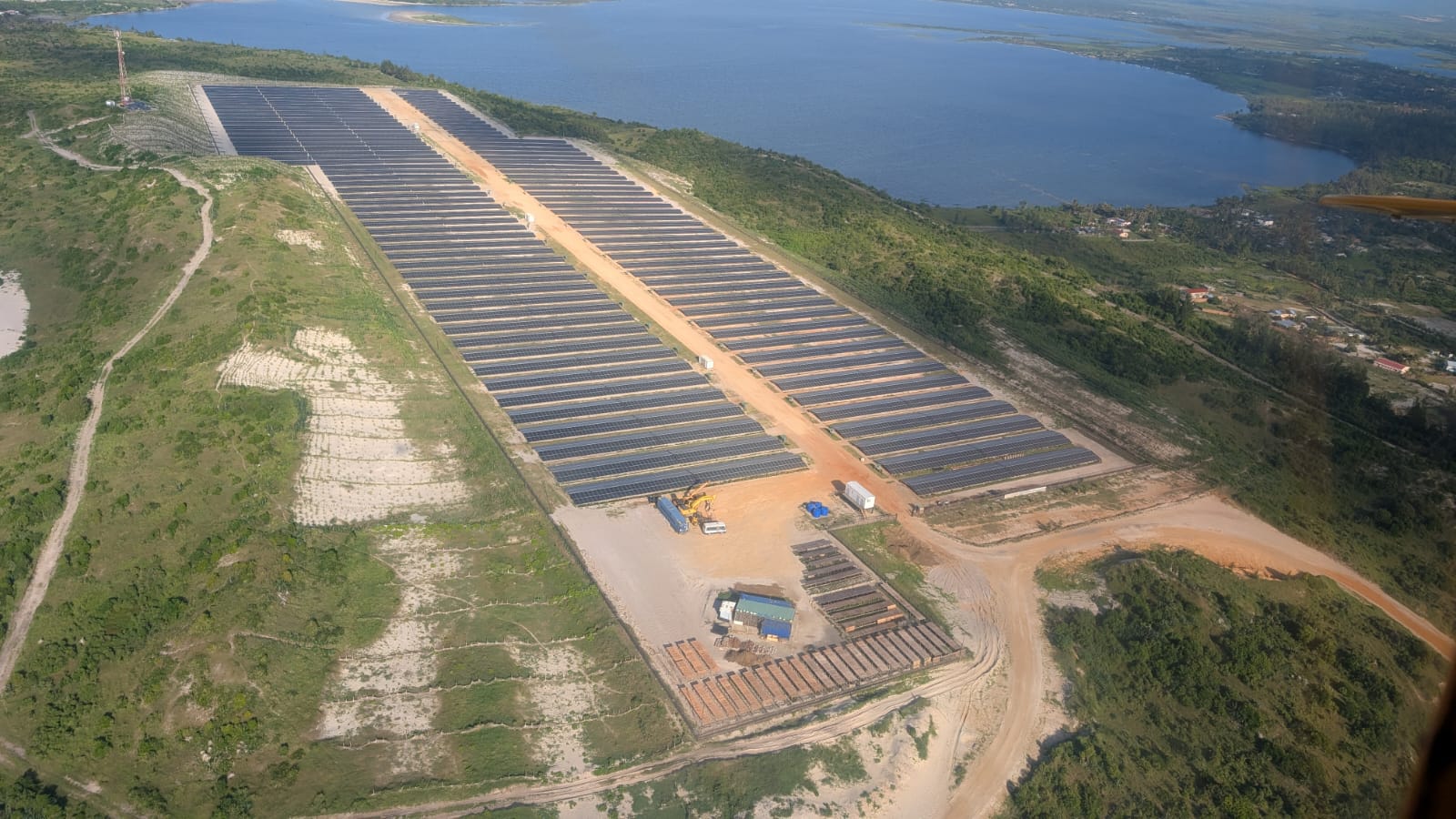 Vue aérienne parc solaire en construction Madagascar — Alona Energy