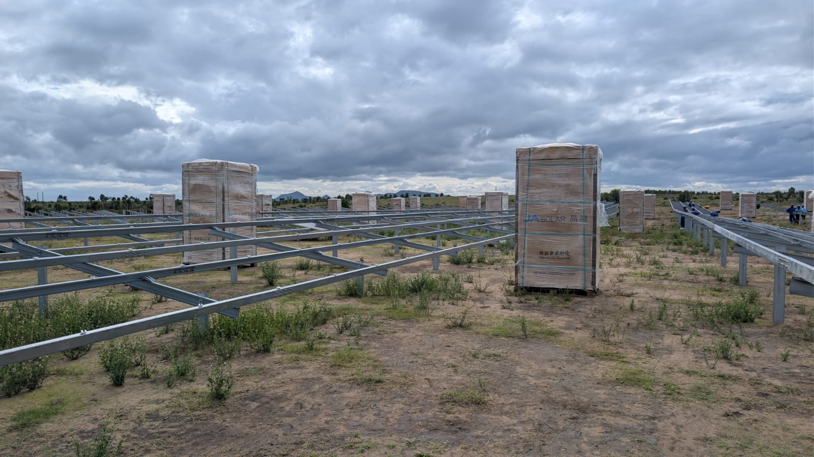 Palettes JA Solar et structures métalliques — réception chantier Alona Energy