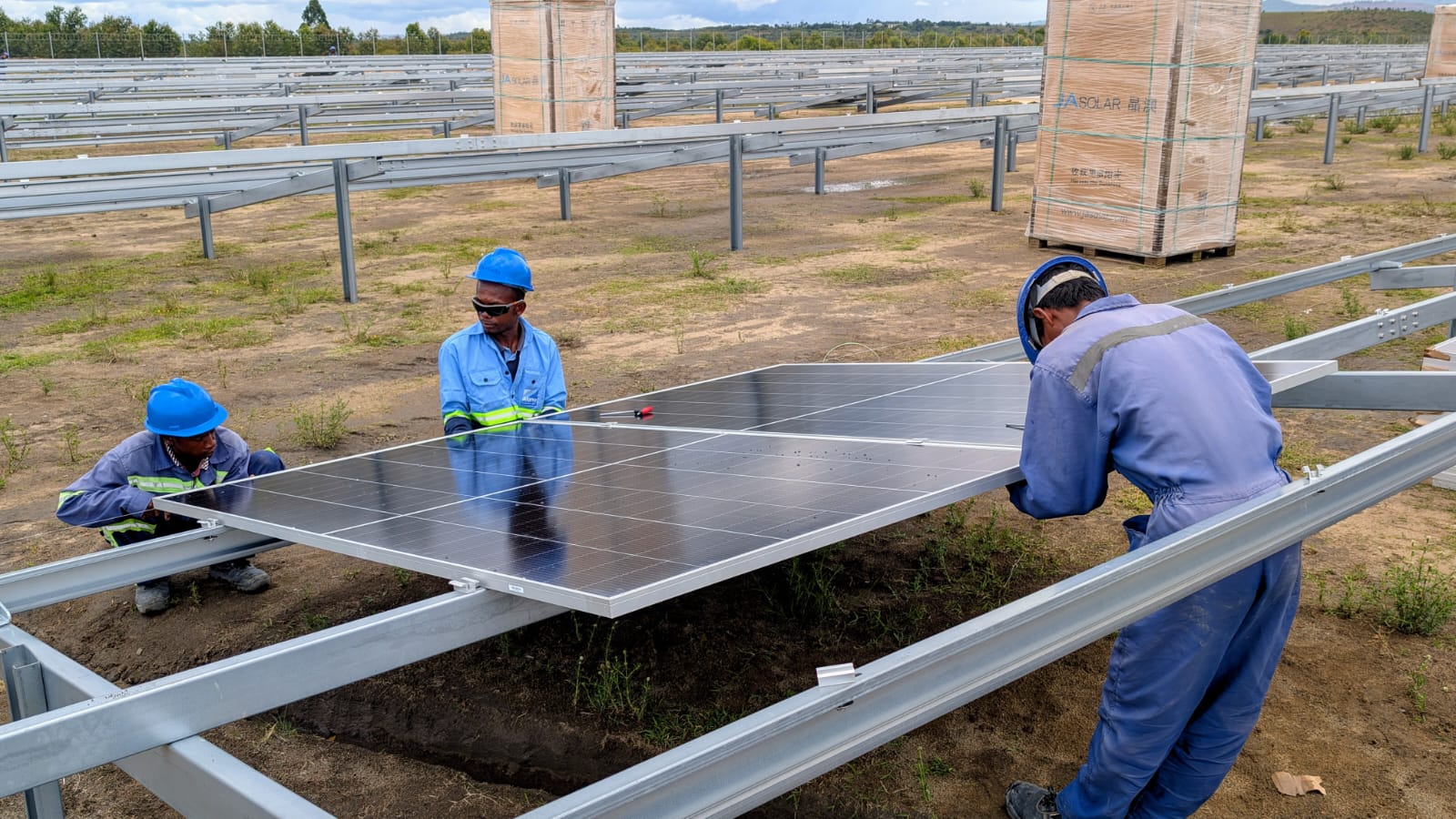 Pose et installation panneaux solaires sur structure — chantier industriel Alona Energy