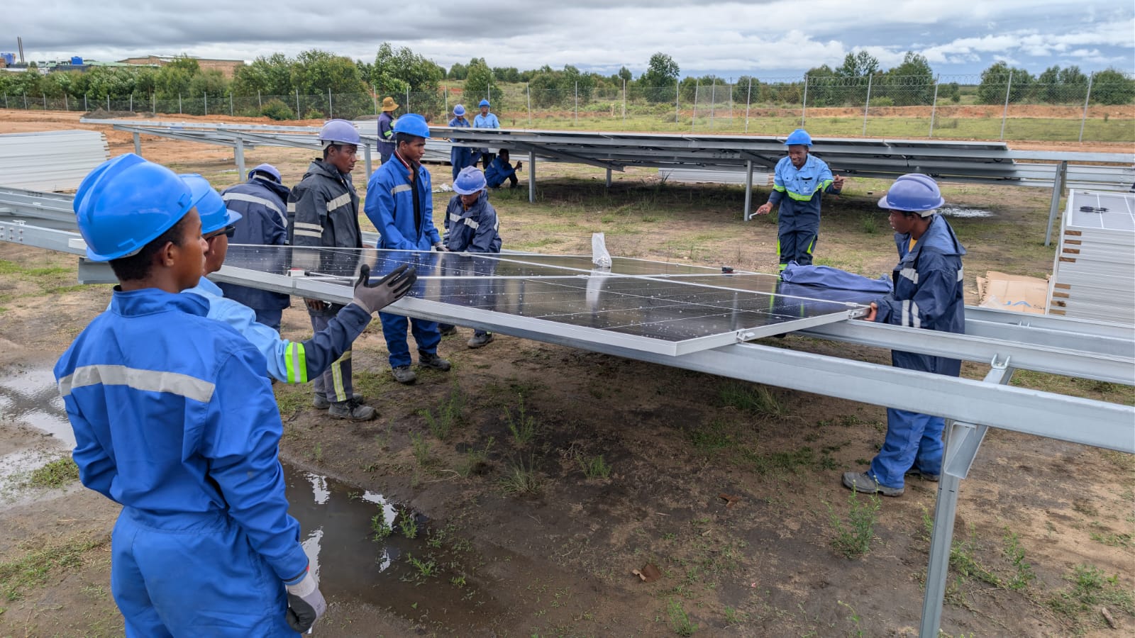 Montage structure champ ouvert solaire Madagascar