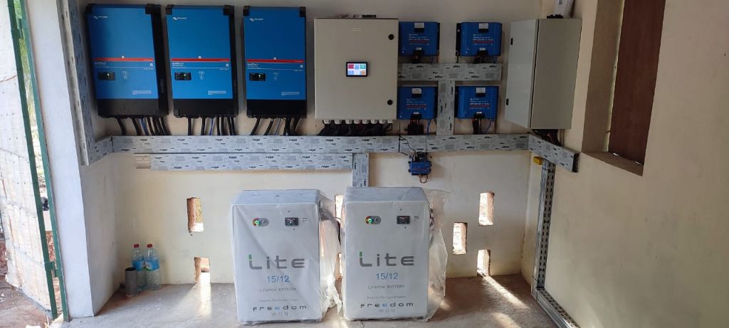 Salle technique — Victron MultiPlus-II triphasé + batteries Freedom Won Lite LiFePO4 + MPPT SmartSolar