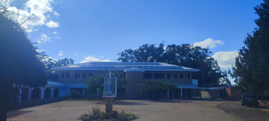 Vue d'ensemble couvent Fianarantsoa — panneaux sur toiture et statue de la Vierge
