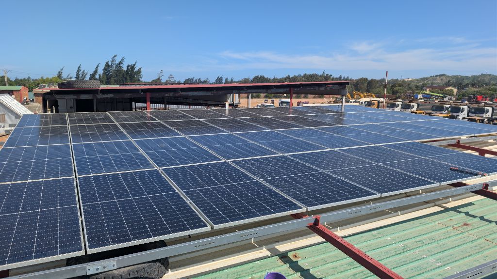 Grande toiture industrielle intégralement couverte de panneaux solaires à Fort-Dauphin