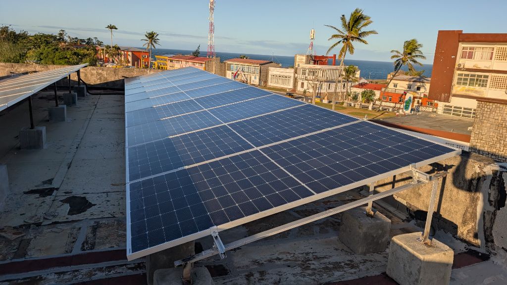 Panneaux solaires sur toit-terrasse à Fort-Dauphin avec vue panoramique sur l'océan Indien
