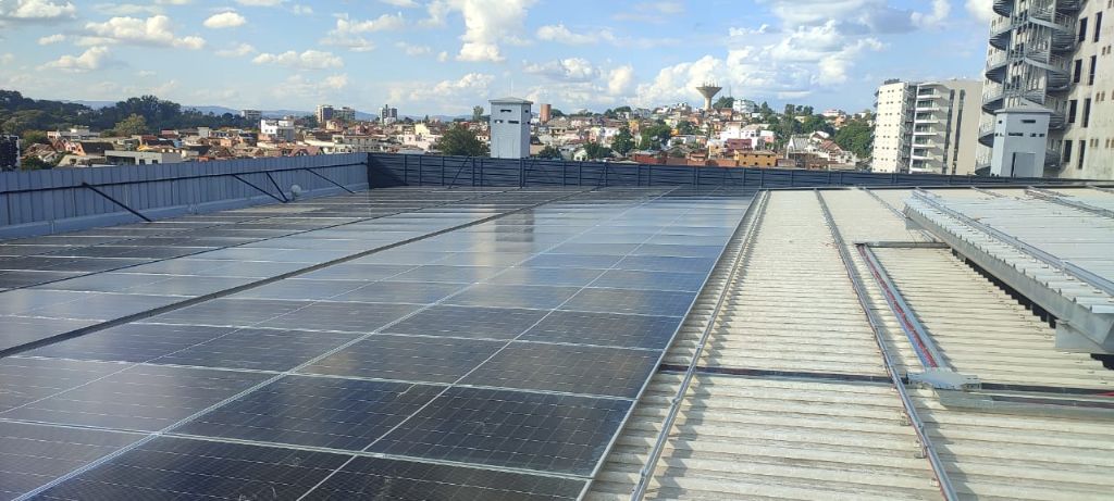 Vue panoramique du champ de panneaux solaires sur toit-terrasse avec skyline Antananarivo