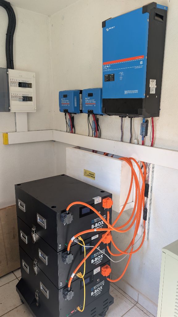 Installation salle technique — 3 batteries BYD B-BOX lithium + Victron MultiPlus + MPPT SmartSolar