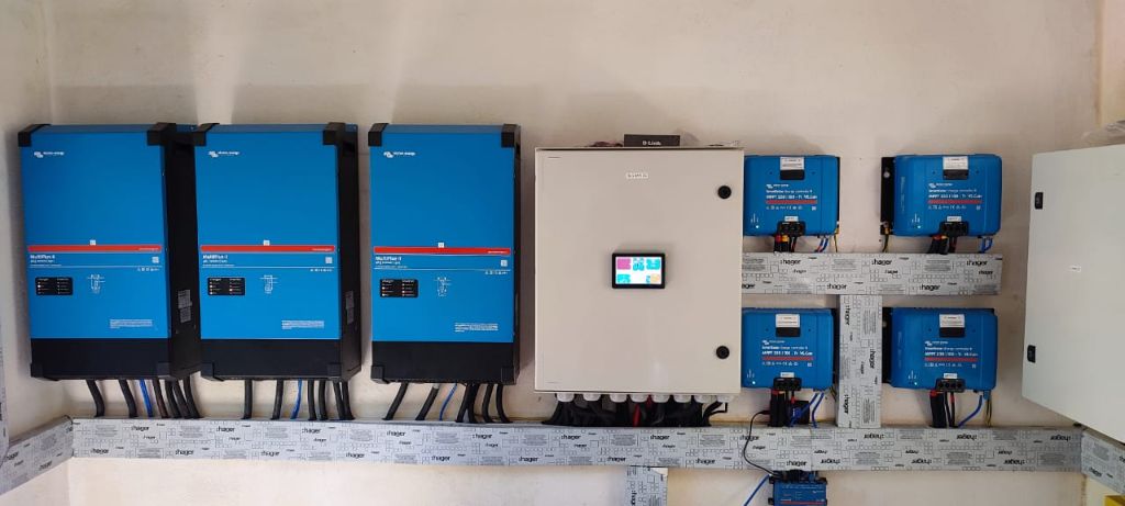 Tableau électrique triphasé professionnel — Victron MultiPlus-II ×3, SmartSolar MPPT ×4, goulottes Hager