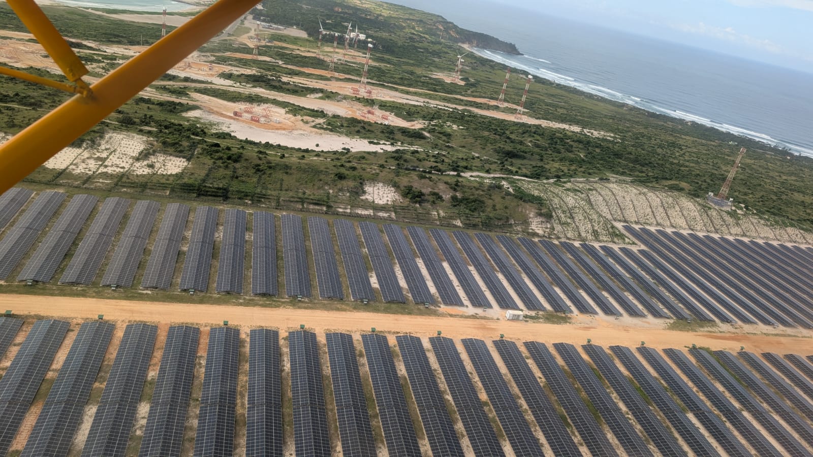 Vue aérienne parc solaire industriel Alona Energy — Madagascar côte
