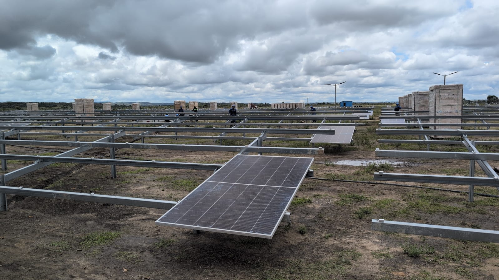Assemblage final panneaux solaires terrain Alona Energy