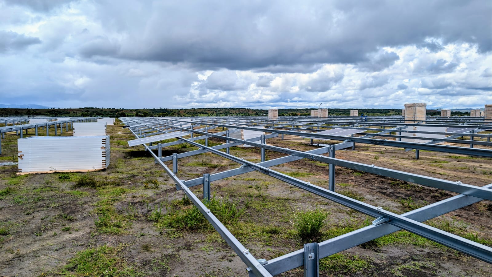 Construction ferme solaire structures et brouette