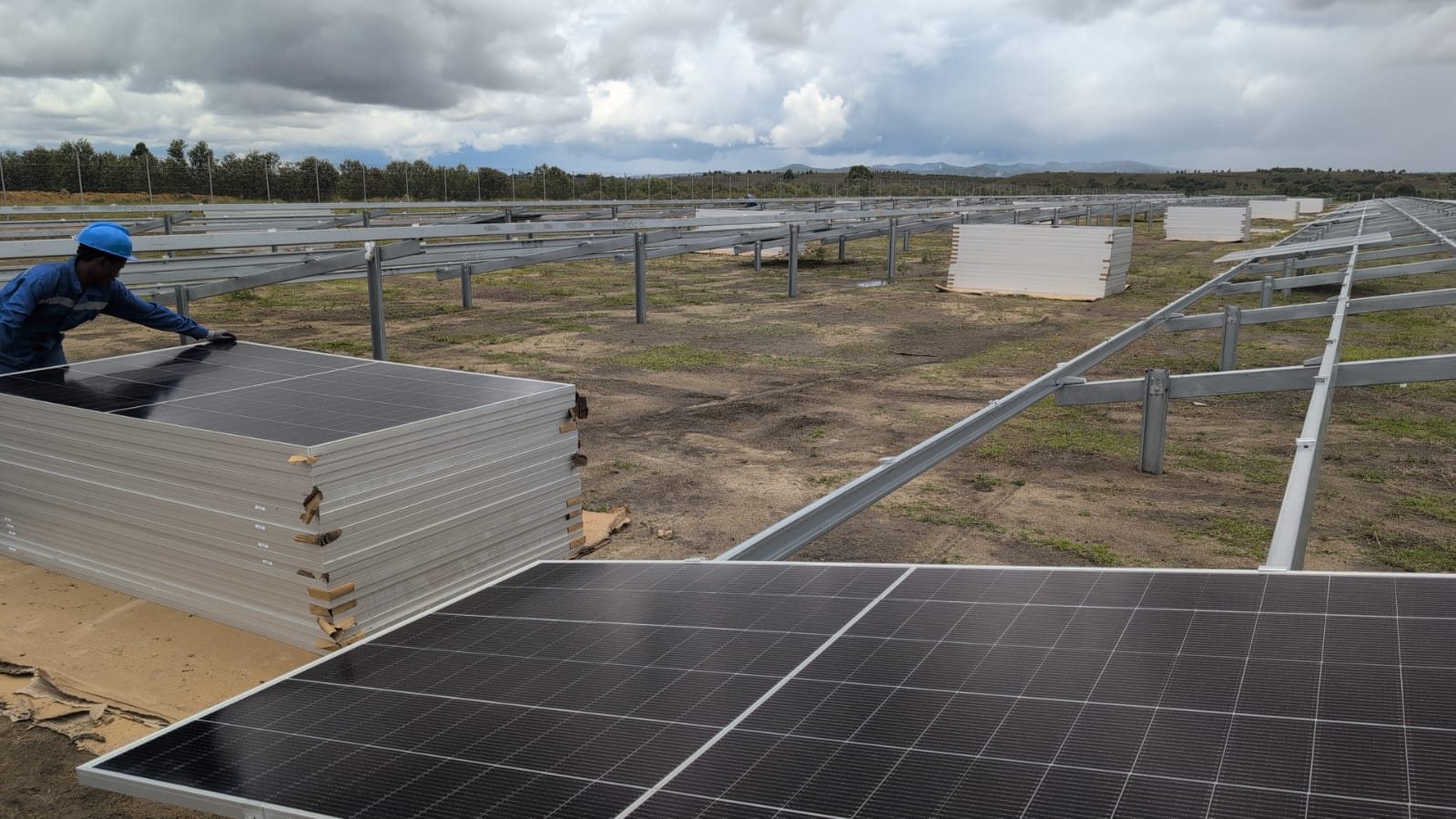 Cadres solaires métalliques en champ ciel nuageux