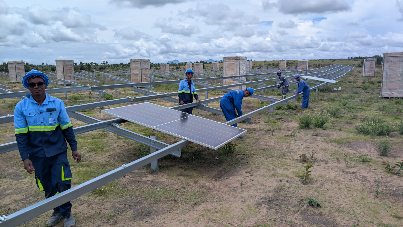 Assemblage structures solaires sur terrain boueux — conditions difficiles